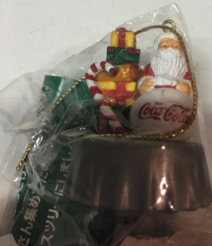 45182-1 € 5,00 coca cola ornament kersmtan met cadeau.jpeg